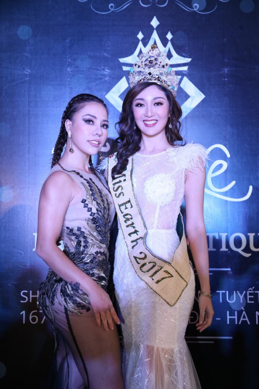 Hoa hậu Trái Đất 2017 sang Việt Nam, mặc gợi cảm trong thời tiết buốt giá