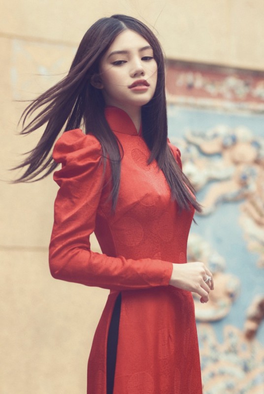 Jolie Nguyễn hóa quý cô kiêu kỳ với áo dài cách điệu