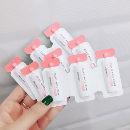 Dung Dịch Làm Hồng Và Se Khít Vùng Kín Amusecos Secret White Cream Rose Oil